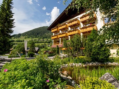 Familienhotel - Skikurs direkt beim Hotel - Kärnten - Sommeransicht Kärntnerhof - Familien- & Sporthotel Kärntnerhof