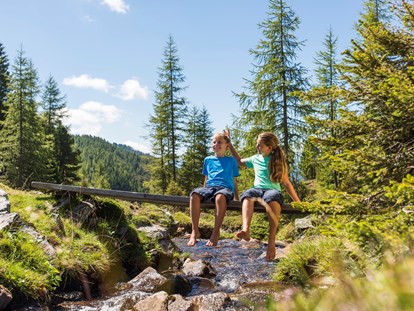 Familienhotel - Kinderbecken - Kärnten - Kinder in der Natur - Ortners Eschenhof - Alpine Slowness