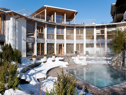 Familienhotel - Umgebungsschwerpunkt: am Land - Kärnten - Außenansicht im Winter Hotel Eschenhof - Ortners Eschenhof - Alpine Slowness