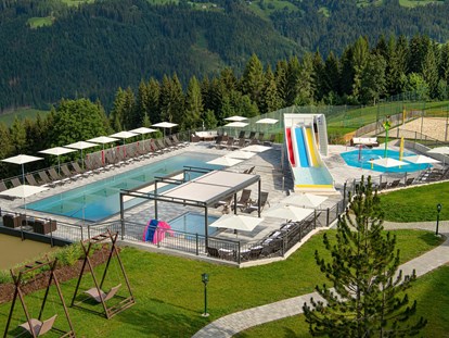Familienhotel - Pools: Innenpool - Österreich - Außenpool-Ansicht - Die Seitenalm
