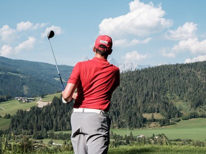 Familienhotel - Kinderbetreuung - Österreich - Im Golfhotel Gut Weissenhof in Salzburg spielerisch die ersten Golfschwünge ziehen.  - Hotel Gut Weissenhof ****S