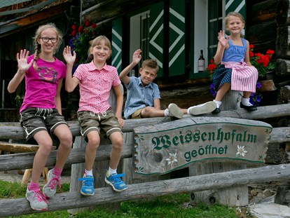 Familienhotel - Kinderbetreuung - Österreich - Wanderung zur hauseigenen Weissenhofalm 
 - Hotel Gut Weissenhof ****S