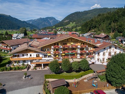 Familienhotel - Kirchdorf in Tirol - Spielplatz direkt vor dem Haus. - Familotel Landgut Furtherwirt