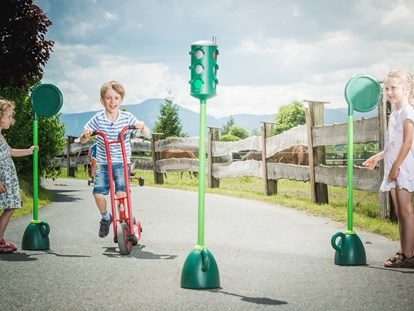 Familienhotel - Wellnessbereich - Tirol - Endlos sichere Spielmöglichkeiten! - Familotel Landgut Furtherwirt