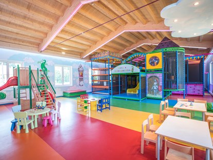 Familienhotel - Mallnitz - Spannung, Spaß und Spiel - Ihre Kinder haben 250m² Spielfläche zur Verfügung - Schlosshotel Lacknerhof****S Flachau