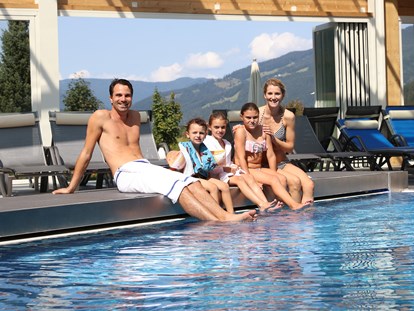 Familienhotel - Tennis - Salzburg - Das Schlosshotel Lacknerhof bietet Ihnen unvergessliche Momente. Unser Hotel verfügt über drei Wasser - Poolbereiche. Ein Kinderbecken, wo  die kleinen Gäste herumtollen und plantschen können - inkl. der Luckys Burg. Ein Kinder & Jugendbecken, wo Kinder schwimmen und Spass haben können und selbstverständlich auch einen Pool, wo älter Kinder und Ihre Eltern schwimmen können!  - Schlosshotel Lacknerhof****S Flachau