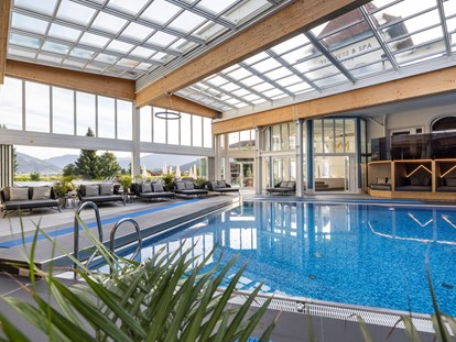 Familienhotel - Reitkurse - Österreich - Schwimmbad mit Familiennester und Cabrio-Dach - Schlosshotel Lacknerhof****S Flachau