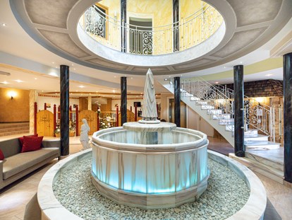 Familienhotel - Babyphone - Salzburg - Wellness-Palace auf über 2.000 m² mit 7 Saunen und Dampfbäder, Hot-Whirlpool, Vitarium, Schlosscafe, versch. Ruheräume. - Schlosshotel Lacknerhof****S Flachau