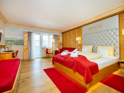 Familienhotel - Tennis - Salzburg - Unsere Zimmer und Suiten sind mit Parkett, Balkon, Gratis-WLAN, einem Suite-Pad, getrenntem Bad und WC, Allergiker-Bettwäsche, uvm. ausgestattet. - Schlosshotel Lacknerhof****S Flachau