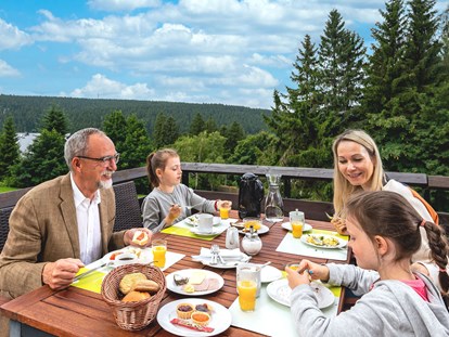 Familienhotel - Einzelzimmer mit Kinderbett - Thüringen - Frühstück auf unserer Terrasse - AHORN Panorama Hotel Oberhof