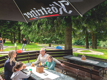 Familienhotel - Einzelzimmer mit Kinderbett - Thüringen - Biergarten im Grünen mit Blick auf den Thüringer Wald - AHORN Panorama Hotel Oberhof