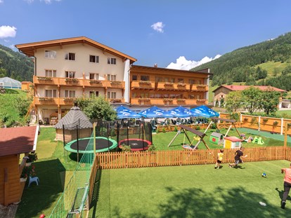 Familienhotel - Pools: Schwimmteich - Österreich - Außenansicht mit spielenden Kindern - Familienhotel Botenwirt ***S