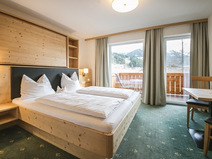 Familienhotel - Pools: Schwimmteich - Österreich - Familienzimmer Typ A mit Doppelbett und Stockbett in einem der Schlafzimmer - Familienhotel Botenwirt ***S