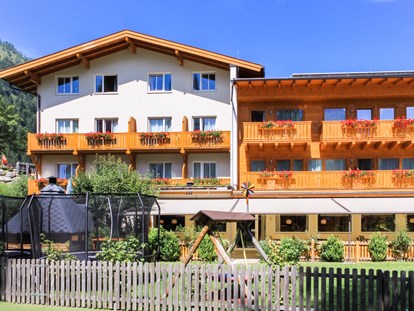 Familienhotel - Pools: Schwimmteich - Österreich - Spielplatz und Terrasse - Familienhotel Botenwirt ***S
