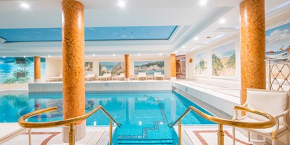 Familienhotel - Umgebungsschwerpunkt: Meer - Ostsee - 18x6m großem Thermal-Schwimmbecken auf Salzwasserbasis, mit Gegenstromanlage und Banksprudler - Rugard Thermal Strandhotel