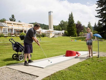 Familienhotel - Spielplatz - Allgäu - Minigolf spielen draußen - Ferienclub Maierhöfen