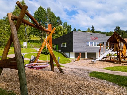 Familienhotel - Spielplatz - Allgäu - Spielplatz mit Schaukel - Ferienclub Maierhöfen