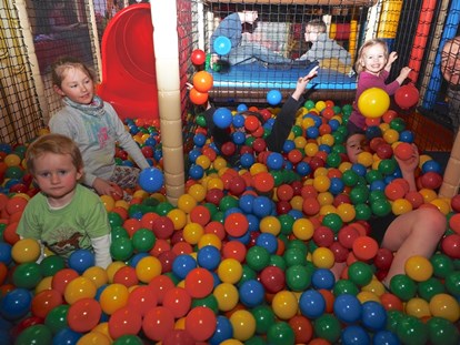 Familienhotel - Spielplatz - Allgäu - Bällebad in der Indoor Kinderspielwelt - Ferienclub Maierhöfen