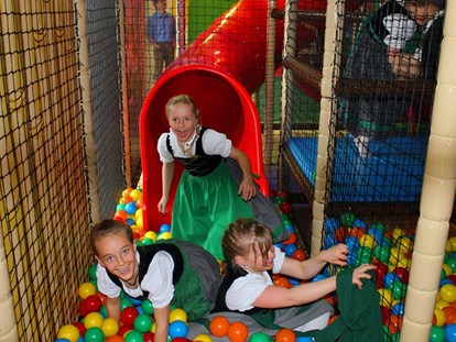 Familienhotel - Spielplatz - Allgäu - Rutschen in der Indoor Kinderspielwelt - Ferienclub Maierhöfen
