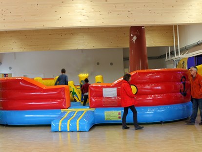 Familienhotel - Spielplatz - Allgäu - Hüpfburg in der Indoor Kinderspielwelt - Ferienclub Maierhöfen