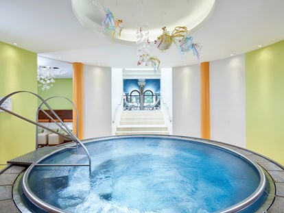 Familienhotel - Egg am Faaker See - Family-Massage-Pool im Family-SPA - Hotel DIE POST