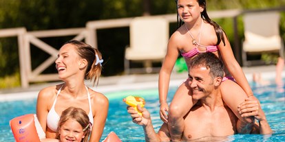 Familienhotel - Pools: Schwimmteich - Italien - Das Erlebnisfreibad lockt alle ins kühle Nass! - Gartenhotel Moser ****s