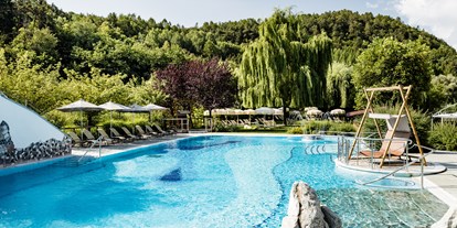 Familienhotel - Pools: Schwimmteich - Italien - Das große Erlebnisfreibad lockt Groß und Klein! - Gartenhotel Moser ****s