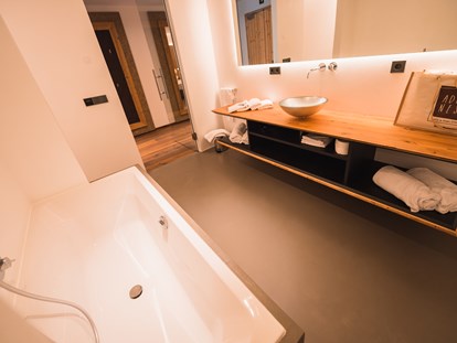 Familienhotel - Sauna - Südtirol - Badezimmer für Familien mit Dusche und Badewanne - Aktiv & Familienhotel Adlernest