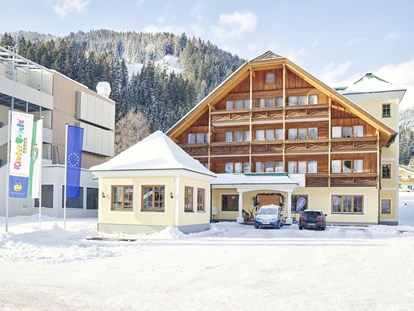 Familienhotel - Pools: Schwimmteich - Österreich - Außenansicht Woid Haus - Das Original Kinderhotel Stegerhof in der Steiermark