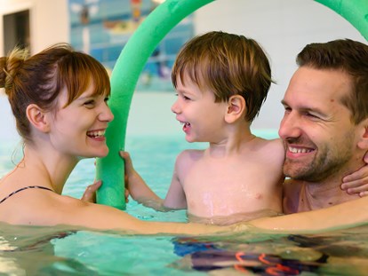 Familienhotel - Kinderbetreuung in Altersgruppen - Deutschland - Spiel & Spaß im Schwimmbad - Familien Wellness Hotel Restaurant Seeklause