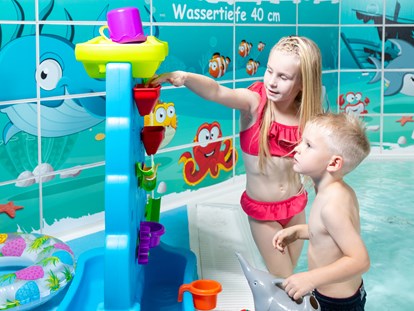 Familienhotel - Kinderbetreuung in Altersgruppen - Ostsee - Spiel & Spaß im Kinderbecken - Familien Wellness Hotel Restaurant Seeklause