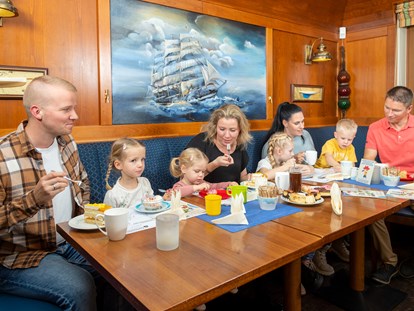 Familienhotel - Babyphone - Ostsee - Im Restaurant das Kuchenbuffet genießen - Familien Wellness Hotel Restaurant Seeklause