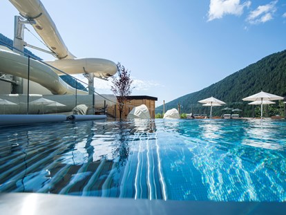 Familienhotel - Ponyreiten - Südtirol - Outdoor-Infinity-Pool mit Riesenröhrenrutsche - Familienhotel Huber