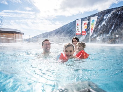 Familienhotel - Sauna - Südtirol - Heu hüpfen in der Spielscheune - Familienhotel Huber