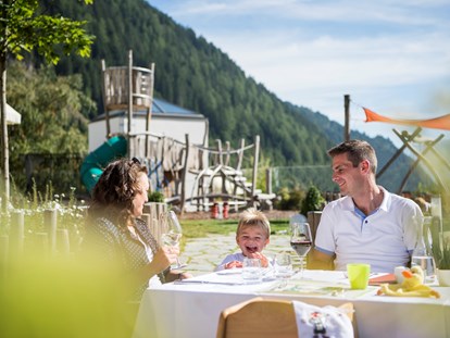 Familienhotel - Ponyreiten - Südtirol - Spielscheune - Familienhotel Huber