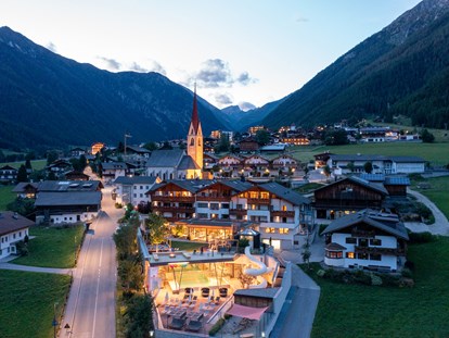 Familienhotel - Sauna - Südtirol - Außenaufnahme Schwimmbad, Wasserrutsche und Erlebnisspielplatz - Familienhotel Huber