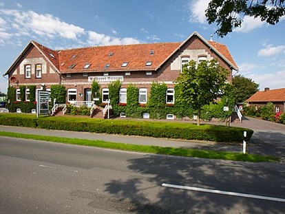 Familienhotel - Ausritte mit Pferden - Niedersachsen - Außenansicht Frieslandstern - Frieslandstern - Ferienhof und Hotel