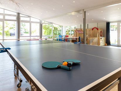 Familienhotel - Babysitterservice - Nordsee - Tischtennis-Match gefällig? - Frieslandstern - Ferienhof und Hotel