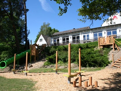 Familienhotel - Kinderbetreuung in Altersgruppen - Deutschland - Spielplatz am Hang - Familotel Borchard's Rookhus