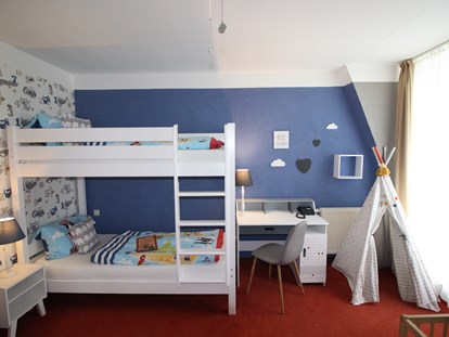 Familienhotel - Kinderwagenverleih - Deutschland - Beispiel Kinderzimmer "Familiensuite" - Familotel Borchard's Rookhus
