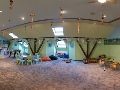 Familienhotel - Kinderbetreuung in Altersgruppen - Deutschland - Happy Club "Spiel- und Bastelbereich" - Familotel Borchard's Rookhus