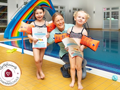 Familienhotel - Kinderbetreuung in Altersgruppen - Mecklenburg-Vorpommern - Schwimmkurs erfolgreich bestanden - Familotel Borchard's Rookhus