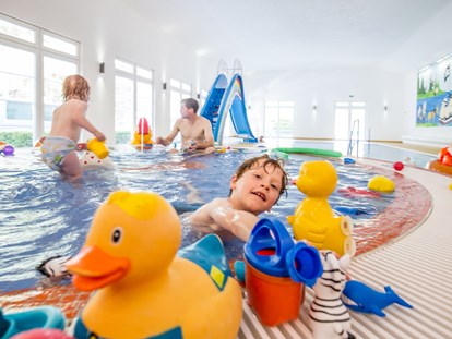 Familienhotel - Kinderbetreuung in Altersgruppen - Mecklenburg-Vorpommern - Badespaß für Klein & Groß - Familotel Borchard's Rookhus