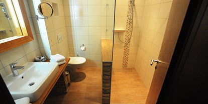 Familienhotel - Streichelzoo - Deutschland - Das Badezimmer, identisch in jeder Zimmerkategorie! - Golchener Hof