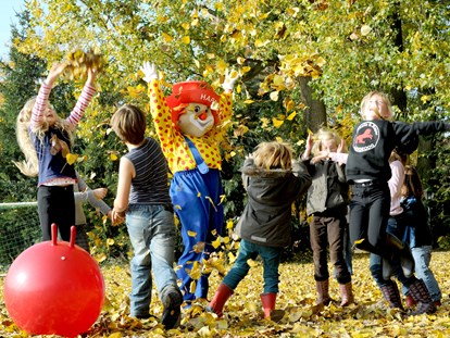 Familienhotel - Kinderwagenverleih - Deutschland - Spielen mit dem Maskottchen - Gut Landegge Familotel Emsland