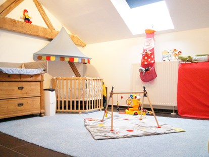 Familienhotel - Kinderbetreuung in Altersgruppen - Deutschland - Zimmer mit Babyausstattung - Gut Landegge Familotel Emsland