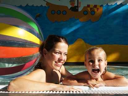 Familienhotel - Kinderbetreuung in Altersgruppen - Deutschland - Spaß im Pool - Gut Landegge Familotel Emsland
