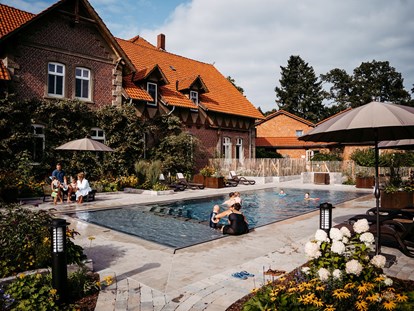 Familienhotel - Ausritte mit Pferden - Niedersachsen - Badespaß im beheizten Außenpool am Bauerngarten - Familotel Landhaus Averbeck