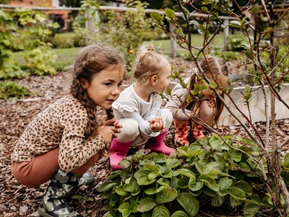 Familienhotel - Kinderbetreuung in Altersgruppen - Deutschland - Kinderbetreuung in der Natur mit eigenem Gemüsegarten - Familotel Landhaus Averbeck