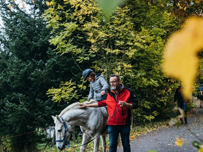 Familienhotel - Kinderbetreuung in Altersgruppen - Deutschland - Pony - Wanderritt - Familotel Ottonenhof - Die Ferienhofanlage im Sauerland